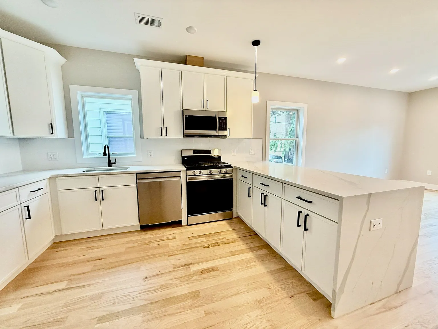 3 bed, 2.0 bath, 1250 sqft, $3,599 — Photo 2