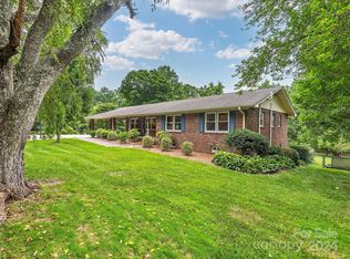 11 Country Rd, Hendersonville, NC 28791