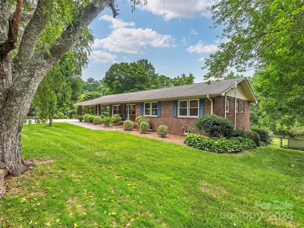 11 Country Rd, Hendersonville, NC 28791