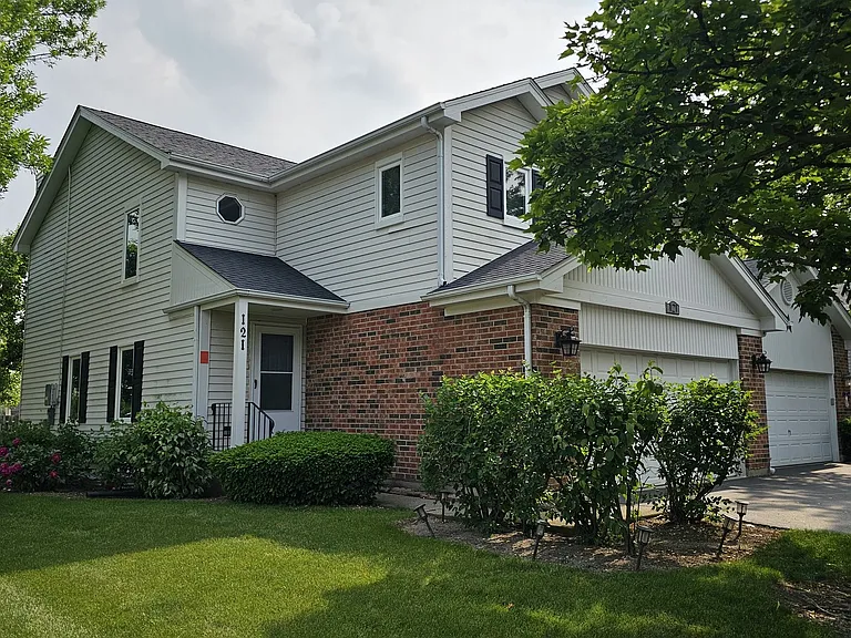 121 Hampton Ave — Photo 1