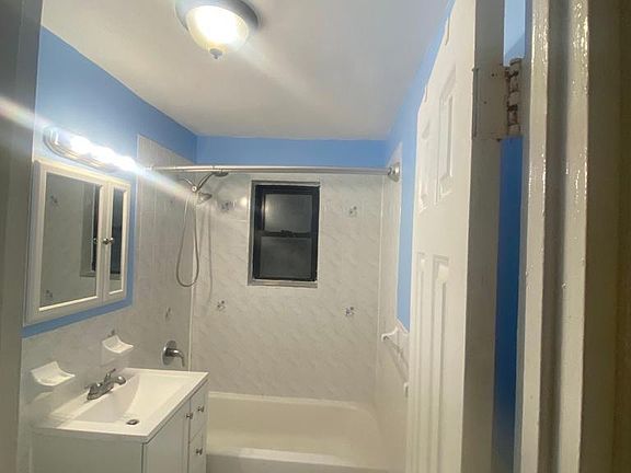 5th image of 1025 Tiffany St Floor 2