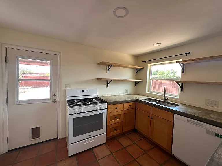1231 N Belvedere Ave — Photo 3
