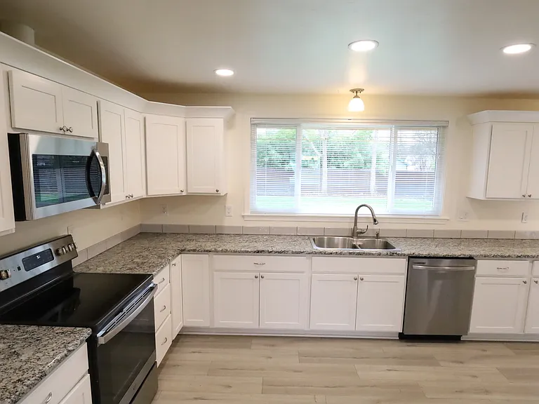 1429 SE Cherry Ln — Photo 4