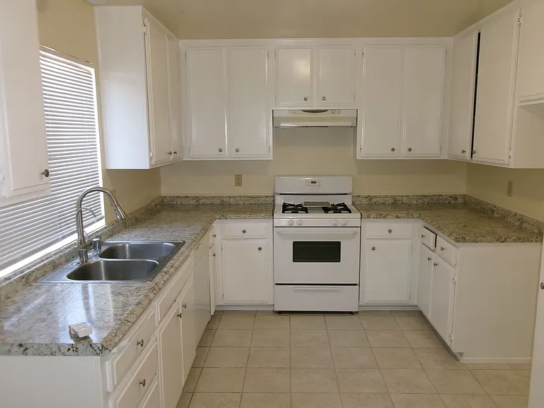 Clean and Ready - 3 bedrooms, 1 3/4 Bathrooms with back yard area. — Photo 4