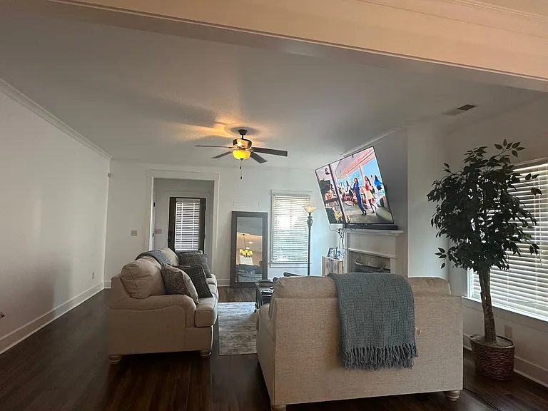 1089 Garnet Dr — Photo 3