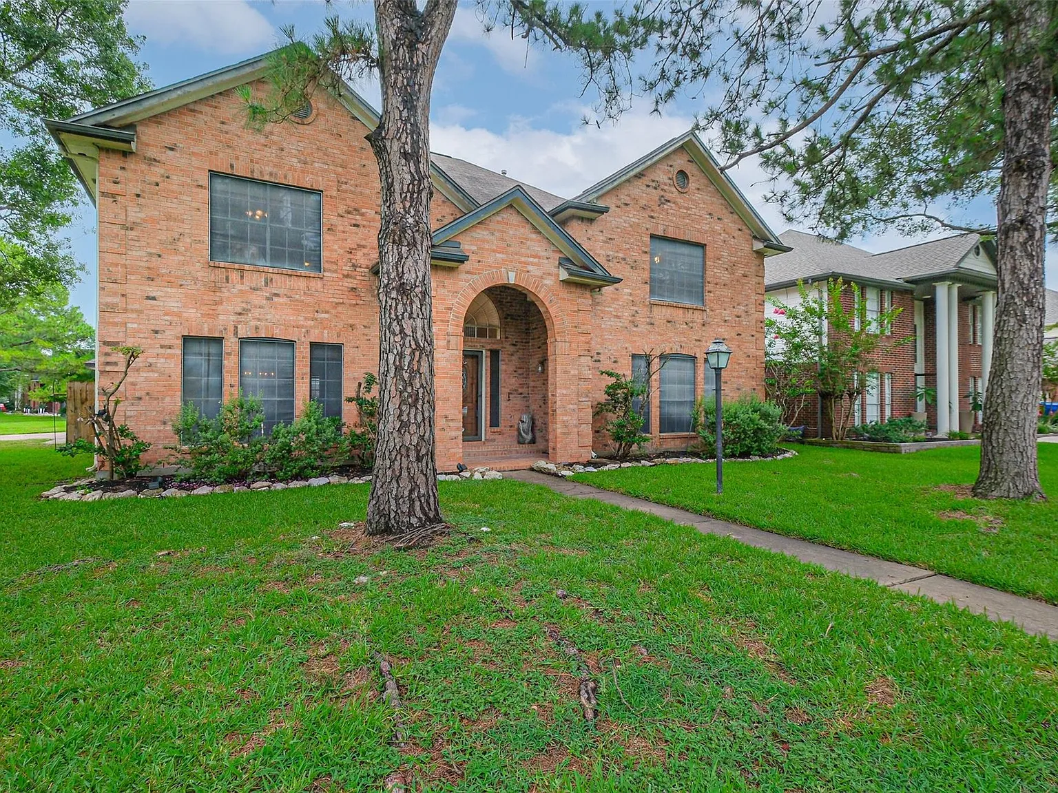 5 bed, 3.5 bath, 3299 sqft, $2,300 — Photo 3