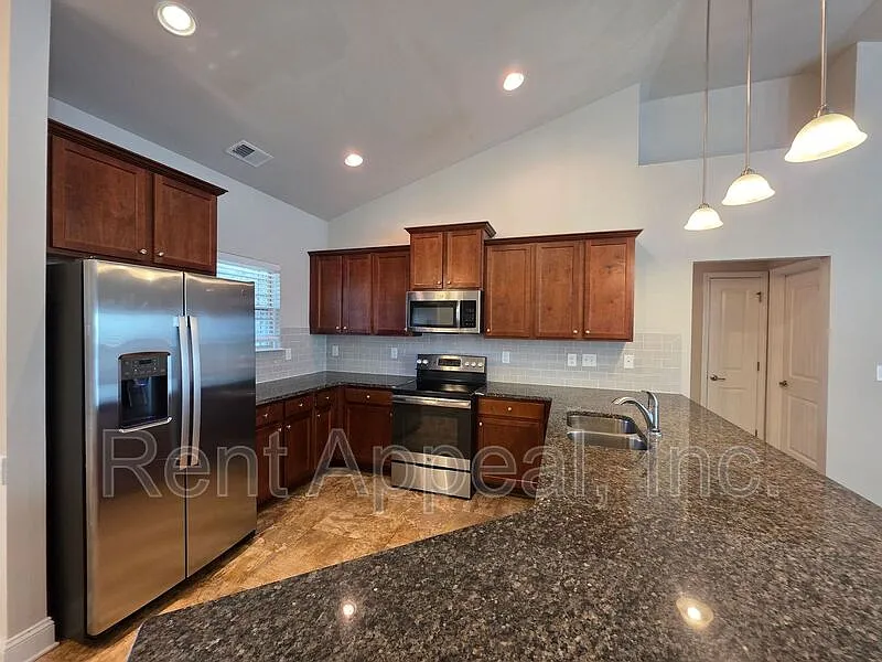 3 bed, 2.0 bath, 1540 sqft, $1,900 — Photo 2