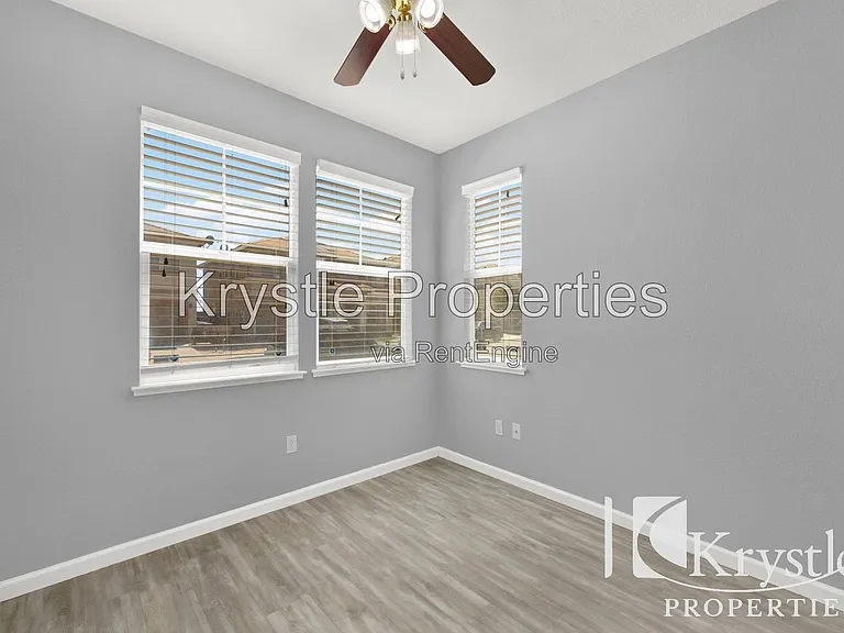 1649 Roma Dr — Photo 15