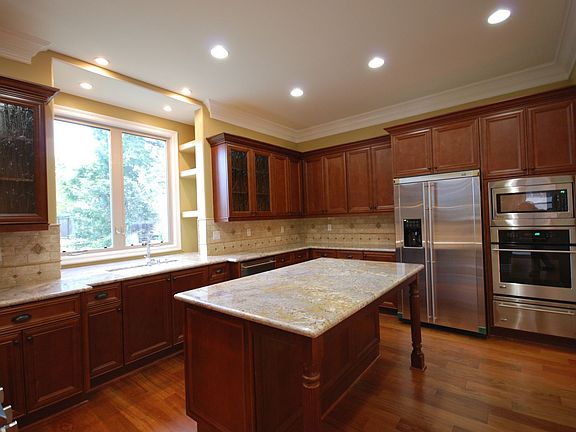 Granite Kitchen W/ Center Island