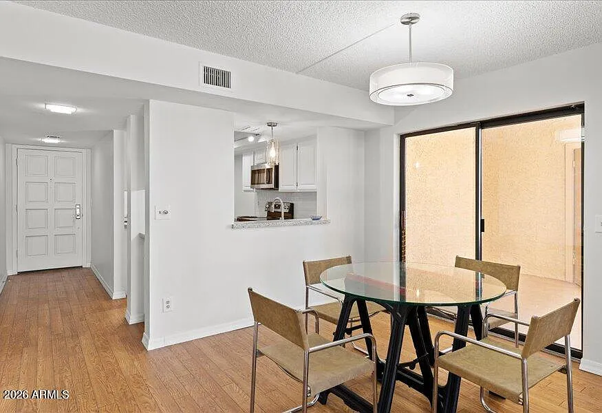 2 bed, 2.0 bath, 1319 sqft, $2,100 — Photo 3