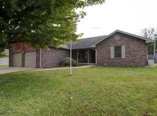 430 Sleepy Meadow Dr, Mount Vernon, MO 65712