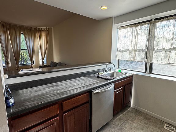 5th image of 828 W Dakin St #1W