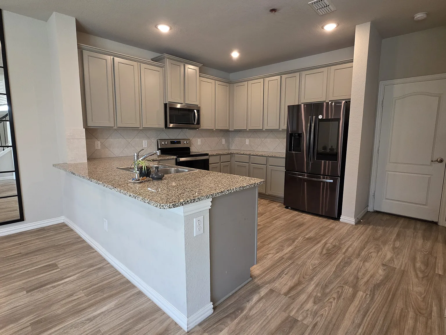 3 bed, 2.5 bath, 1761 sqft, $2,500 — Photo 4