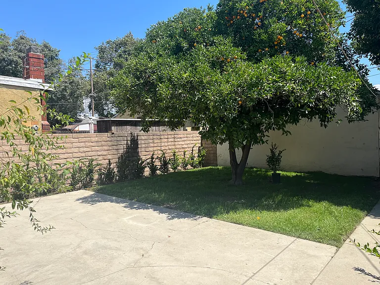 492 N Hollywood Way — Photo 7