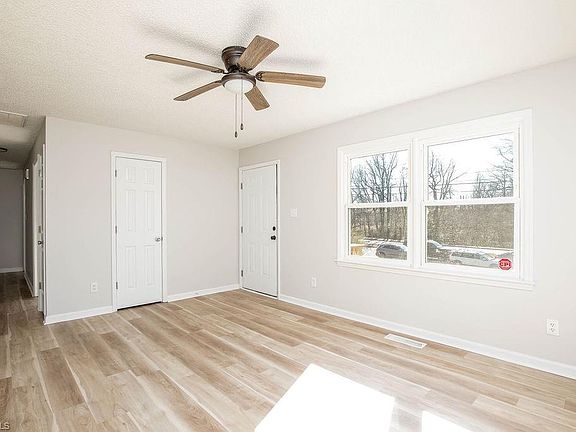 3rd image of 3003 E Wendover Ave