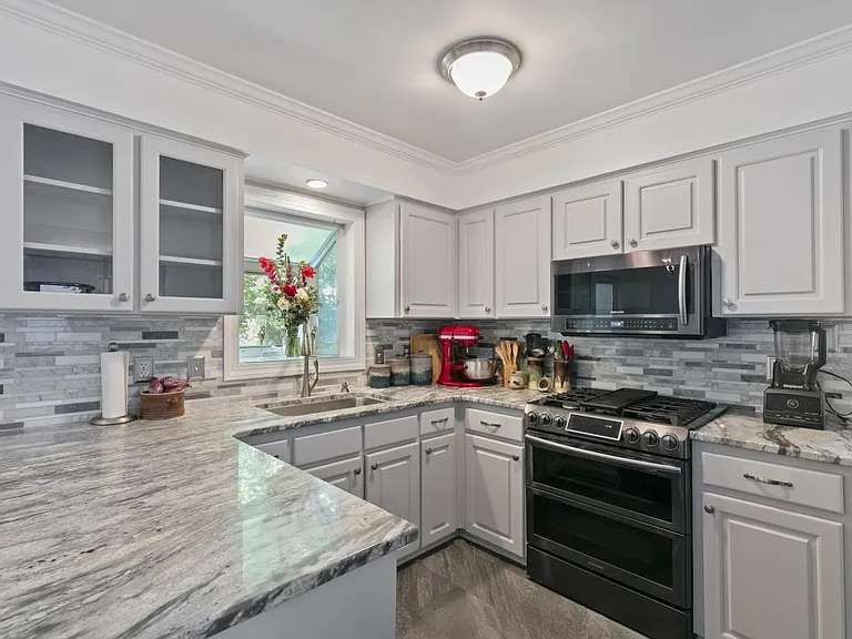 6221 Dresden Ln — Photo 6