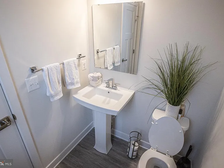 7821 Cove Point Dr — Photo 18