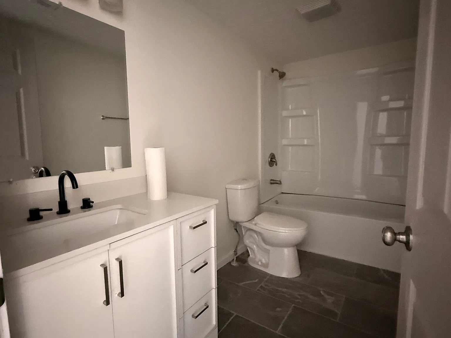 6 bed, 2080 sqft, $2,300 — Photo 3