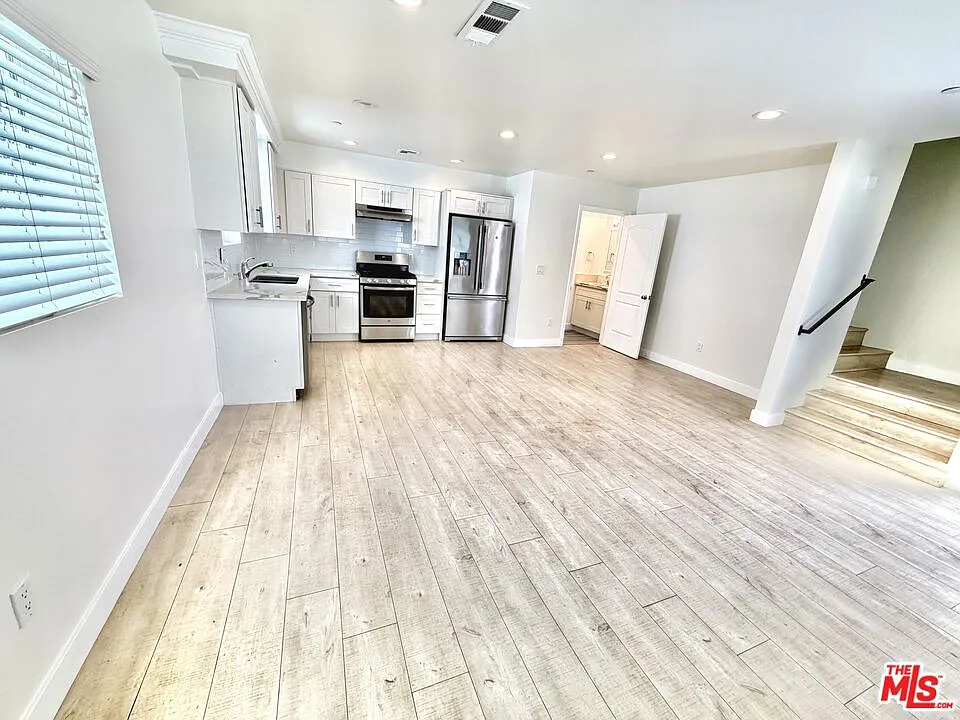 3 bed, 3.0 bath, 1400 sqft, $3,150 — Photo 3
