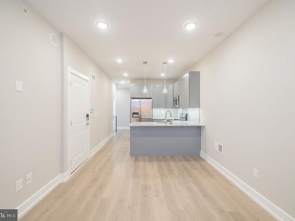 4th image of 2439 W Oxford St #1