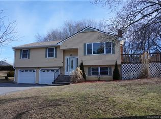 6 Willow St, Waterford, CT 06385