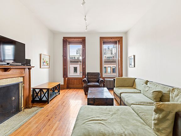 3rd image of 58 W 70th St #11