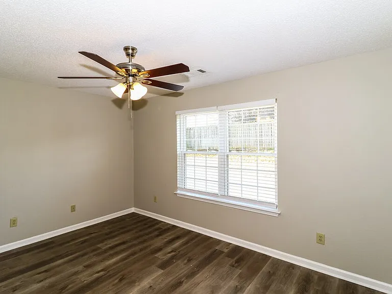 1024 Scofield Dr — Photo 11