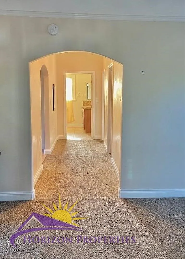 Unique Second Floor 3 Bed 1 Bath 1,148 Sq Ft Sacramento Duplex — Photo 2