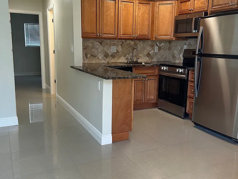 113 SE 11th Ave #3 — Photo 10