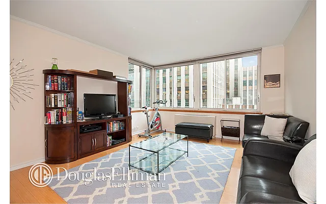 Rented by Douglas Elliman | media 27