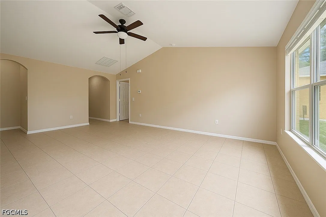 3 bed, 2.0 bath, 1221 sqft, $1,395 — Photo 3