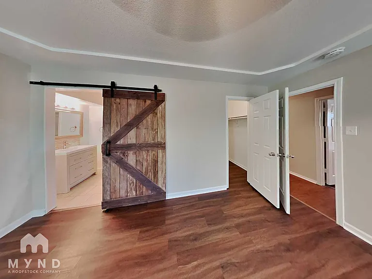 461 NW Charlyne Dr — Photo 6