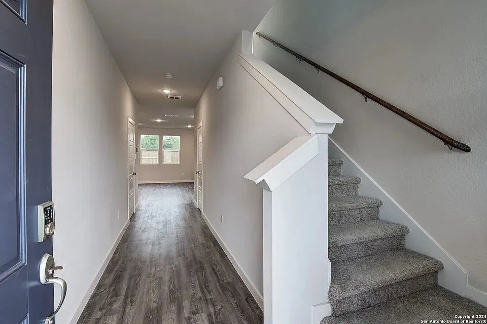 Spacious Single Family 2024 4BR 2.5 Bath Near JBSA, 2-Car Garage, Fenced Yard, Whole-Home Soft Water — Photo 2