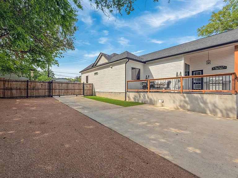 517 Burleson St — Photo 24