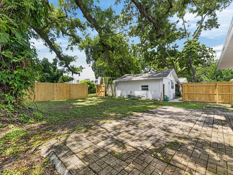 1005 E Flora St — Photo 30