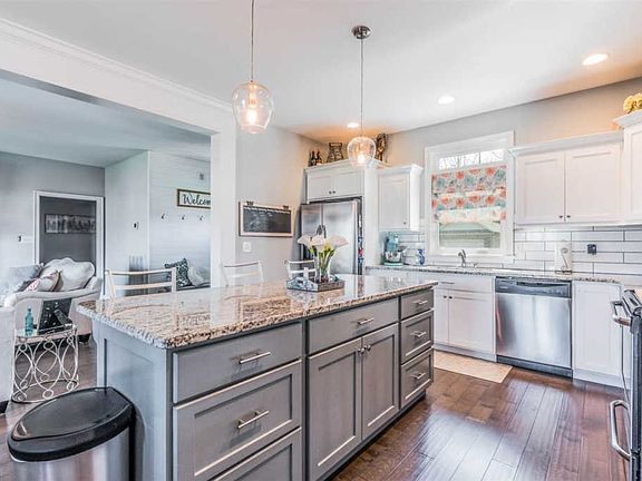 5th image of 319 Strawberry Ct
