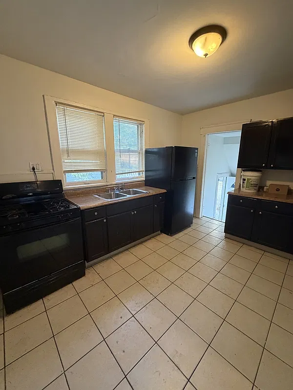 3 bed, 1.0 bath, 1281 sqft, $1,300 — Photo 3