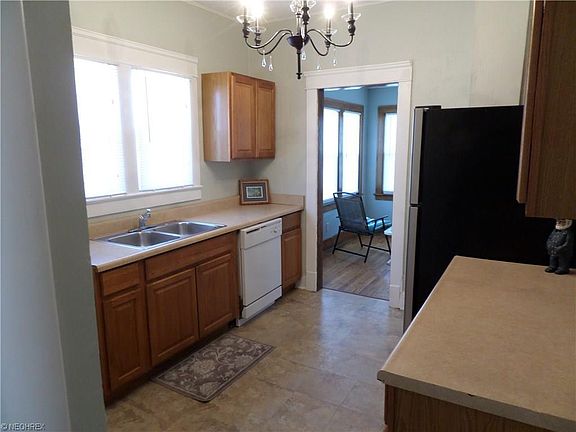4th image of 653 Lakeside Ave
