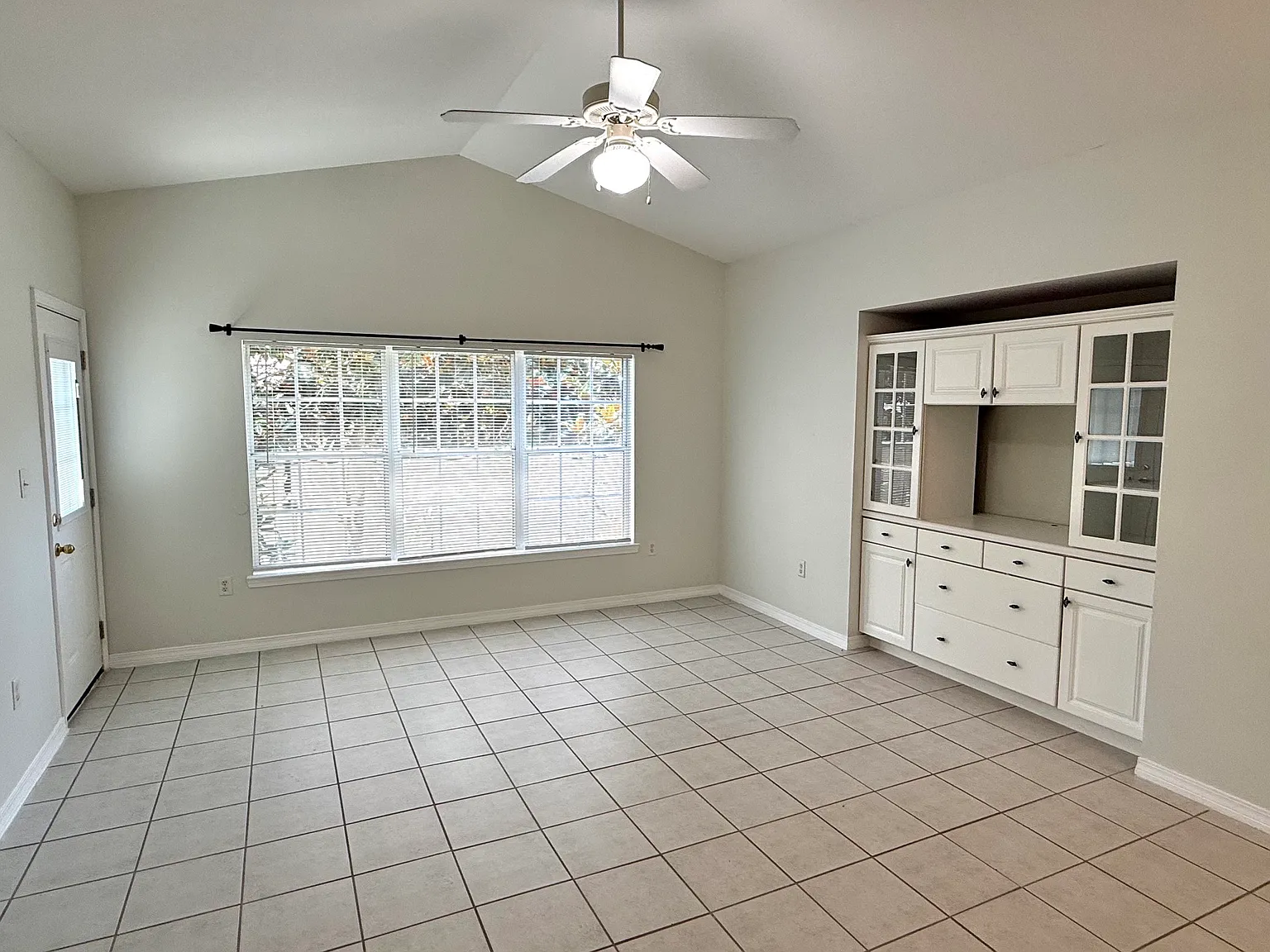 3 bed, 1250 sqft, $1,900 — Photo 3