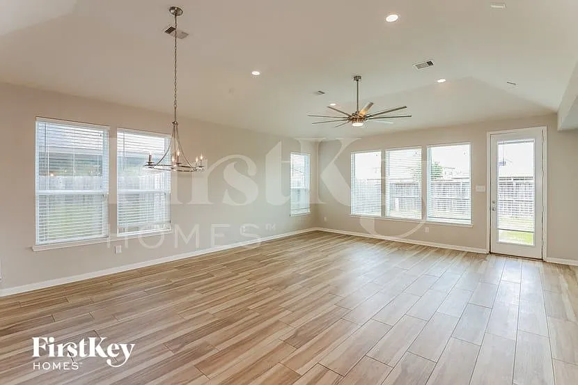3 bed, 2.0 bath, 2180 sqft, $2,470 — Photo 3