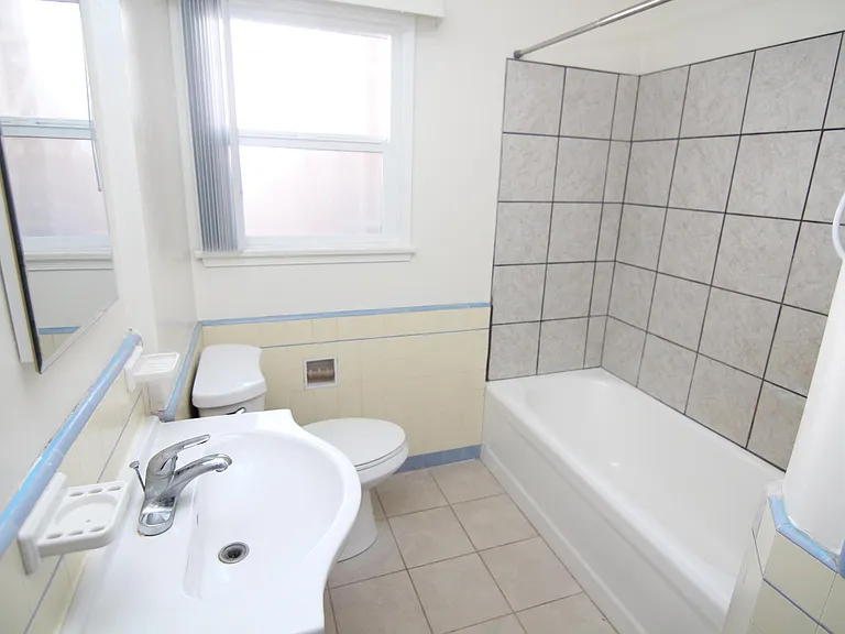 1170 Menlo Ave — Photo 2