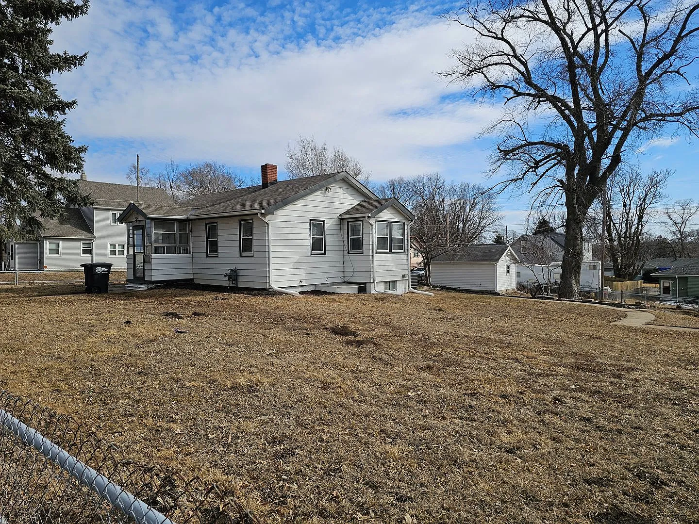 4501 browne st 5 brm 1 bath home. — Photo 2