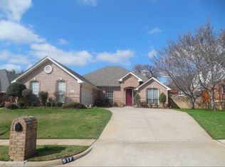 917 Carousel Dr, Bedford, TX 76021