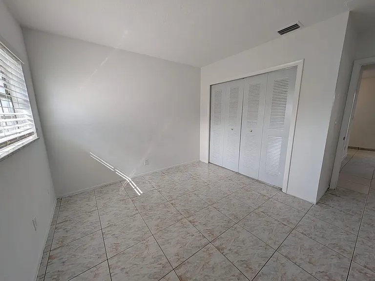 208 NW 43rd Ct — Photo 10
