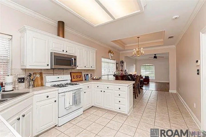 10125 Springbrook Ave — Photo 9