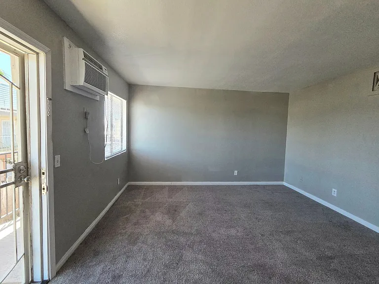237 W Chicago Ave — Photo 4