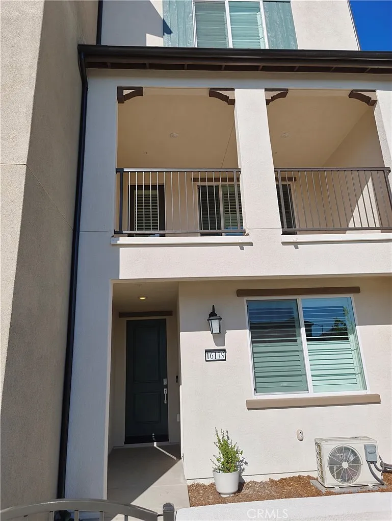 4 bed, 3.5 bath, 2525 sqft, $3,900 — Photo 1