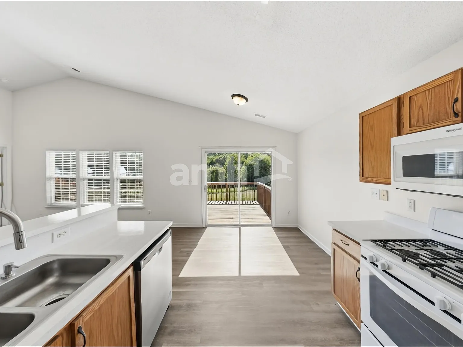 3 bed, 2.0 bath, 1256 sqft, $1,940 — Photo 4