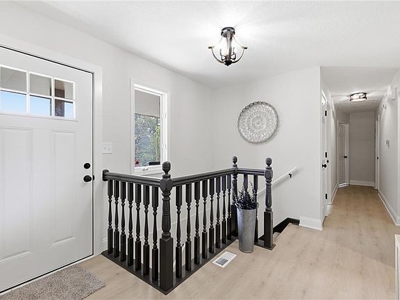 5th image of 404 NW Springwood Dr