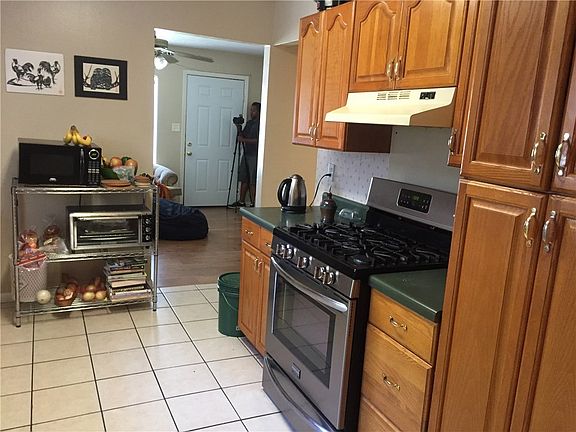 4th image of 501 W 55th 1/2 St #C